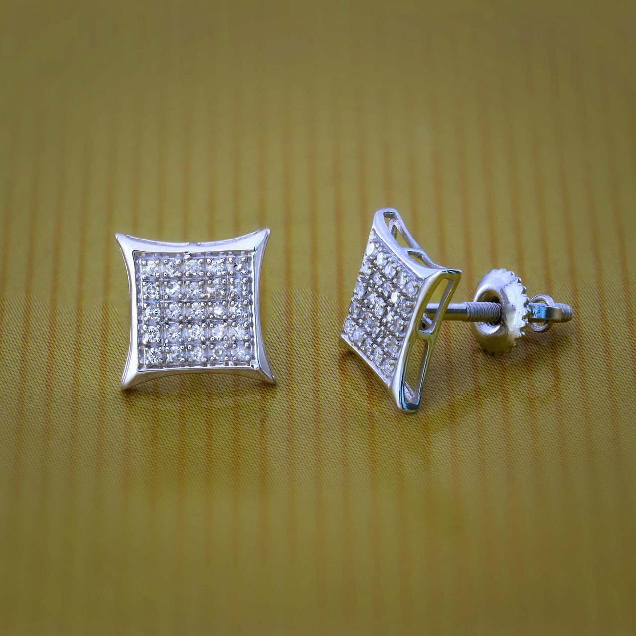MEN'S YUVA EARRINGS 1/6 CT ROUND DIAMOND SILVER